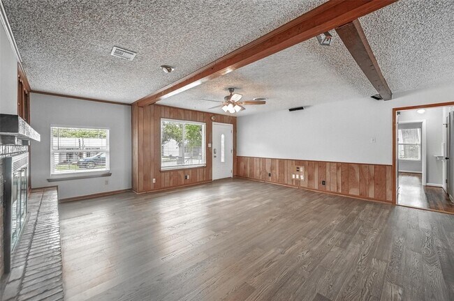 Building Photo - 302 Young Dr