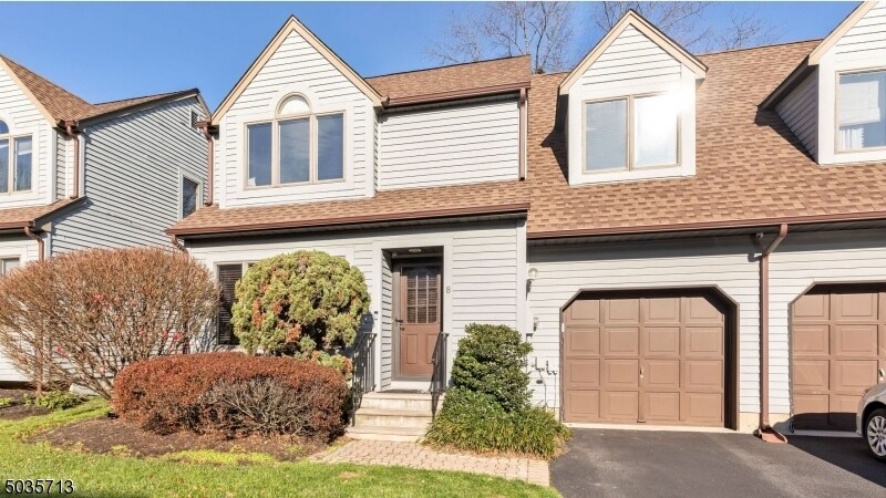 Foto principal - 8 Village Park Ct