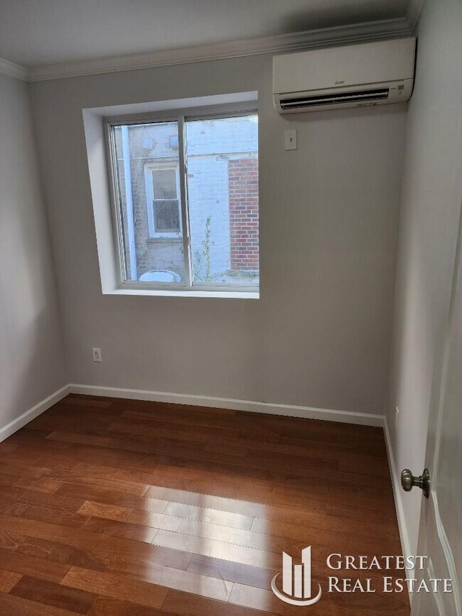 Foto del edificio - 3 bedroom in SOUTH RICHMOND HILL NY 11419