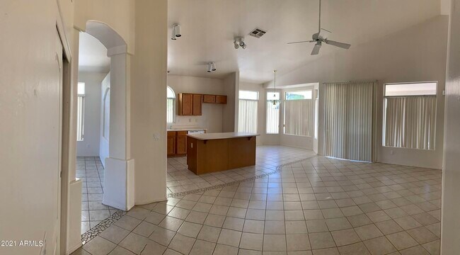 Foto del edificio - 13757 W Vernon Ave