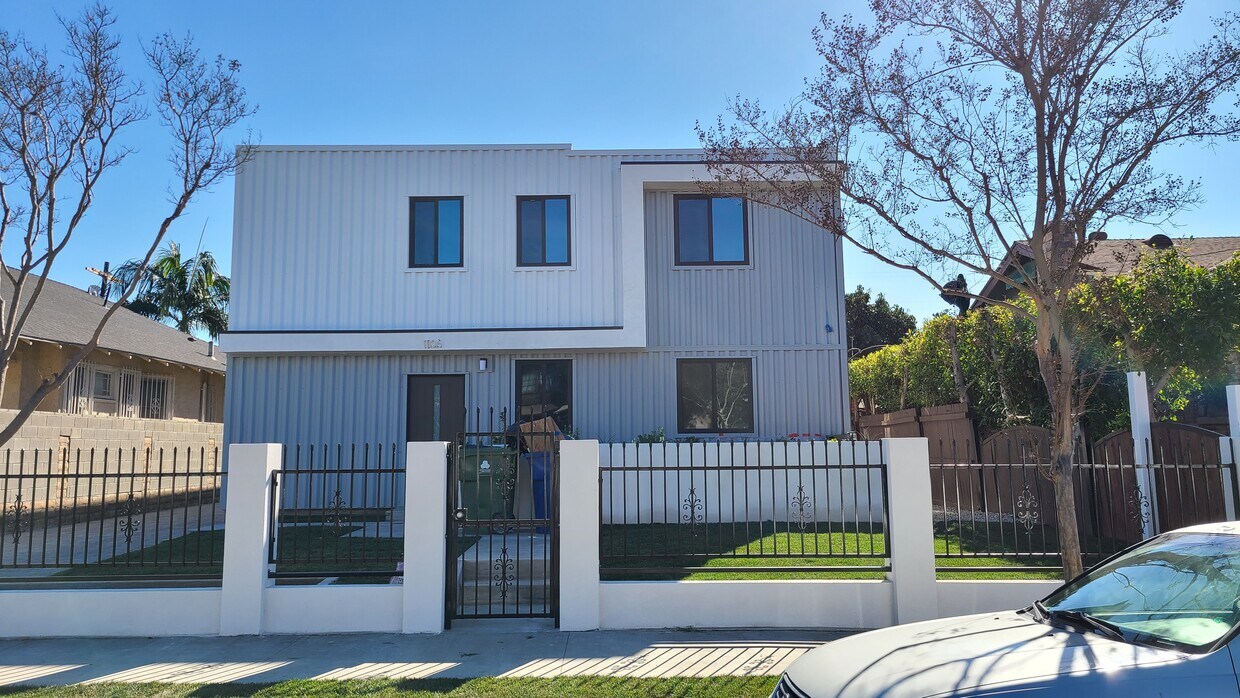 front view - 1106 W 41st St