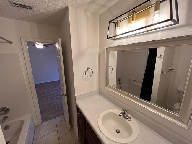 Building Photo - 6051 Savannah Dr