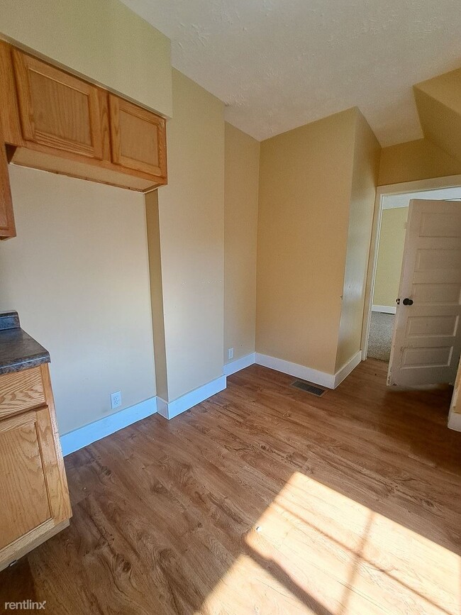 Building Photo - 2 br, 1 bath House - 3717 E 3rd St