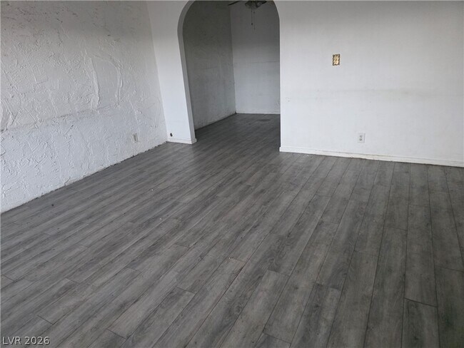 Building Photo - 595 S Royal Crest Cir