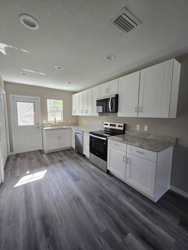 Foto del edificio - 9400 N Travis Dr