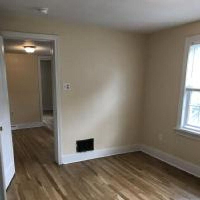 Building Photo - Small 2 Bedroom, 1 Bathroom 2nd Floor Apt ...