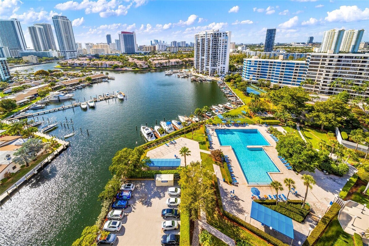 Foto principal - 2500 Parkview Dr