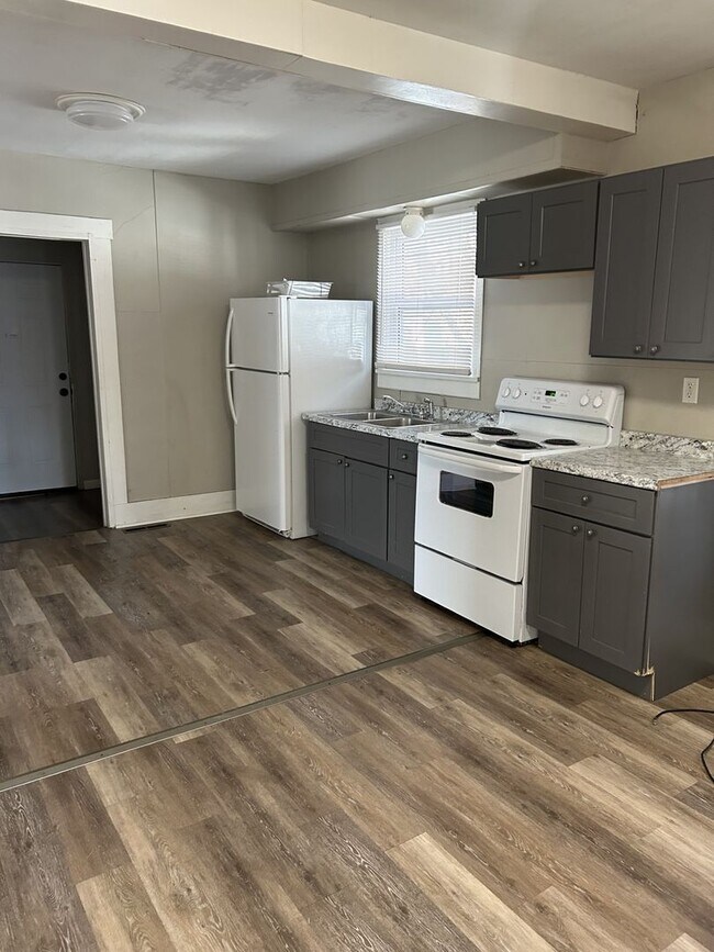 Building Photo - Beautiful 3 Bedroom, 1 1/2 Bath House in a...