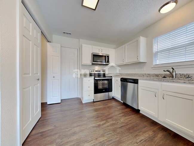 Building Photo - 7140 Kimble Dr
