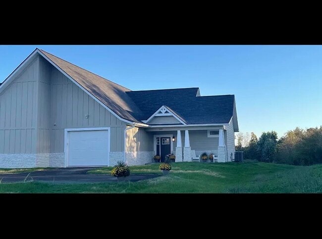 Building Photo - 140 Birch Crk Ln