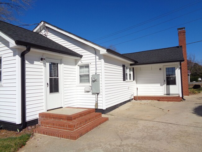 Building Photo - Kernersville Location-2 Bedroom House