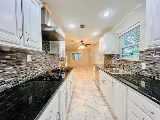 Foto del edificio - Mid-Century, Modern 3/2/2 with Designer Updates in Fort Worth For Rent!