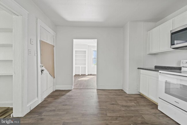 Building Photo - 632 Midland Ave