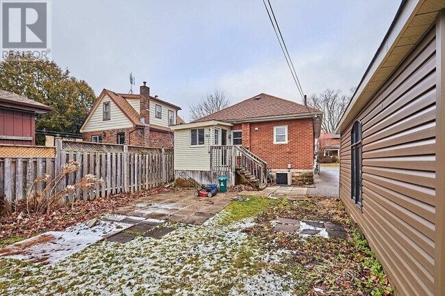 Photo du bâtiment - 33 McLaughlin Blvd