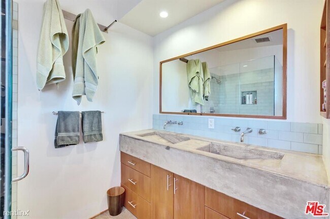 Foto del edificio - 2 br, 2 bath Townhome - 258 3rd Ave