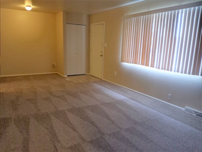 Building Photo - 5 Bed 2 Bath off N.Academy/Constitution