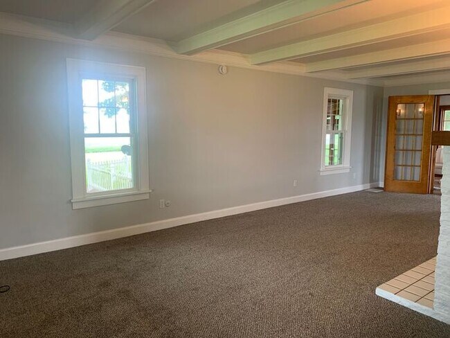 Building Photo - A quiet retreat with character and space t...