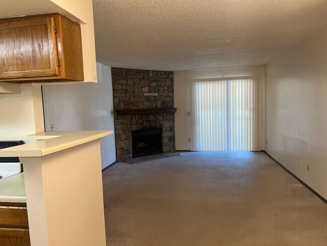 Building Photo - Welcome to this comfortable 1-bedroom, 1-bathroom