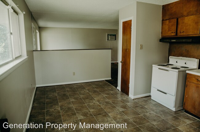 Building Photo - 933 W Crest Rd