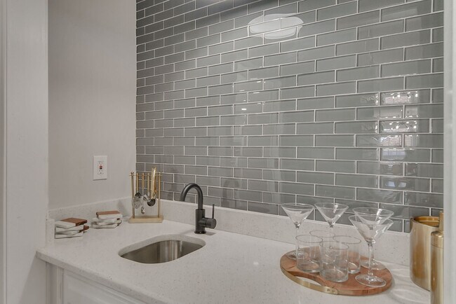 Foto del edificio - 2421 Regal Rd