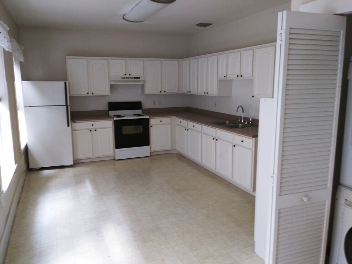 Primary Photo - 109 Circle Park Dr