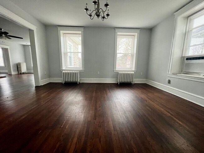Building Photo - Gorgeous 3-Bedroom Apartment in Drexel Hil...