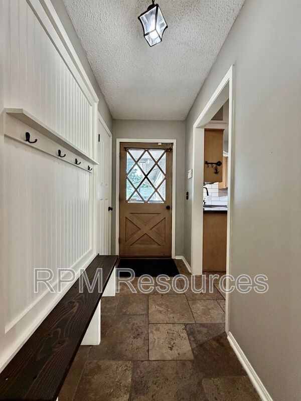 Building Photo - 2924 N McMillan Ave