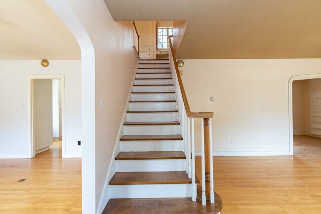 Building Photo - Pre-Leasing for fall of 2025! Vintage styl...