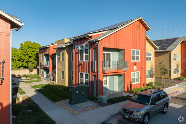 135 E Walnut St - Building - Los Arroyos