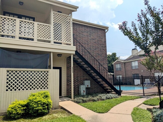 Building Photo - 2121 El Paseo St