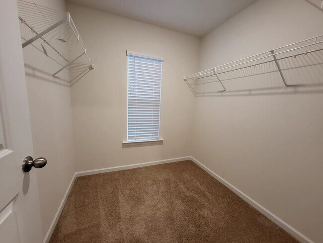 Foto del edificio - Room in Townhome on Guildford Hill Ln