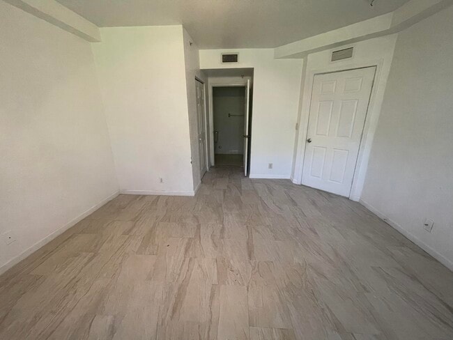 Building Photo - 1161 Golden Lakes Blvd
