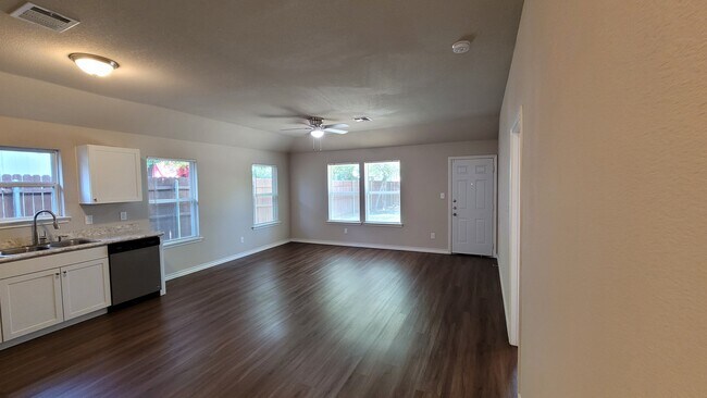 Sala de estar - 3417 Avenue G