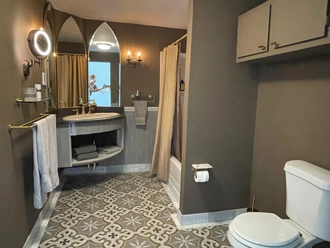 Amplio baño con calefacción por suelo radiante y espejo de maquillaje con cableado. - 387 Eichybush Rd