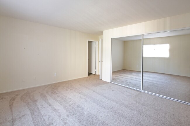 103 Primer dormitorio - Torrance Courtyard Apartments
