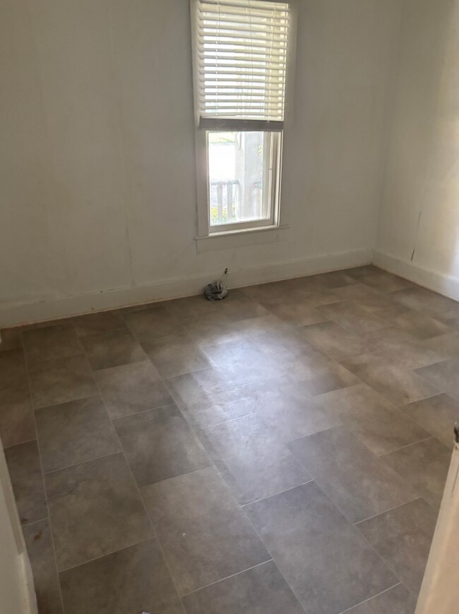 Foto del edificio - 4 bed 1 bath