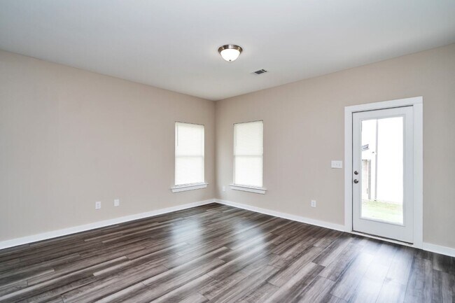 Building Photo - 5500 Blue Jay Cir
