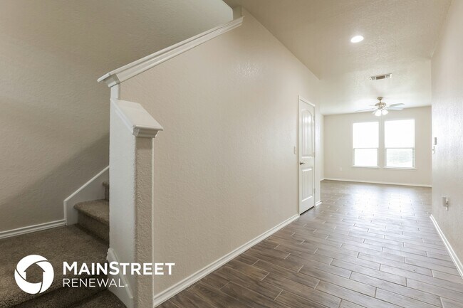 Building Photo - 7442 Primrose Post