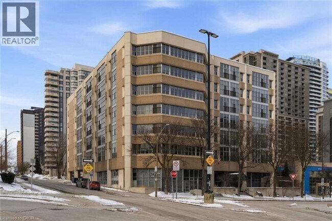 Building Photo - 66 Bay St S