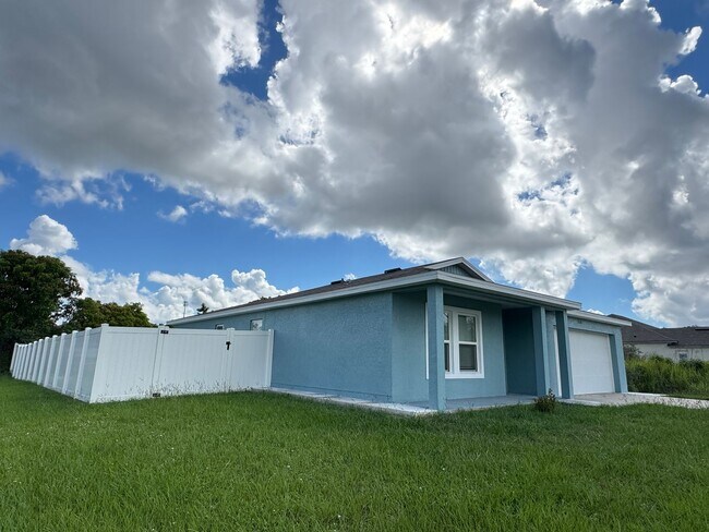 Building Photo - Stunning 4 Bedroom, 2 Bathroom Home in Poi...