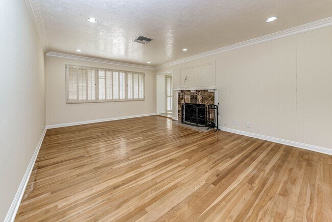 Building Photo - Welcome home to Fountain Valley! Spacious ...