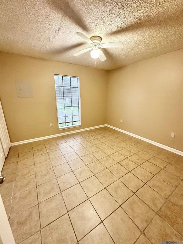 Building Photo - 3204 N Stevendale Rd