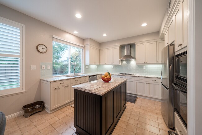 Building Photo - 6655 Hollycrest Ct