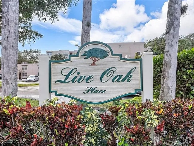 Building Photo - 9441 Live Oak Pl