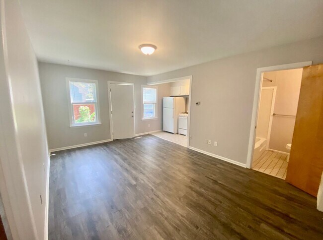 Building Photo - 1 Bed, 1 Bath downstairs Unit in Heritage Hill – Private Entry & Prime Location