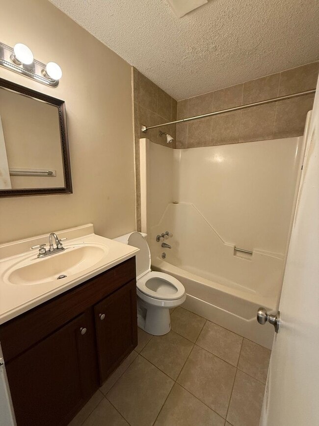 Building Photo - 2 bedroom 1 bathroom