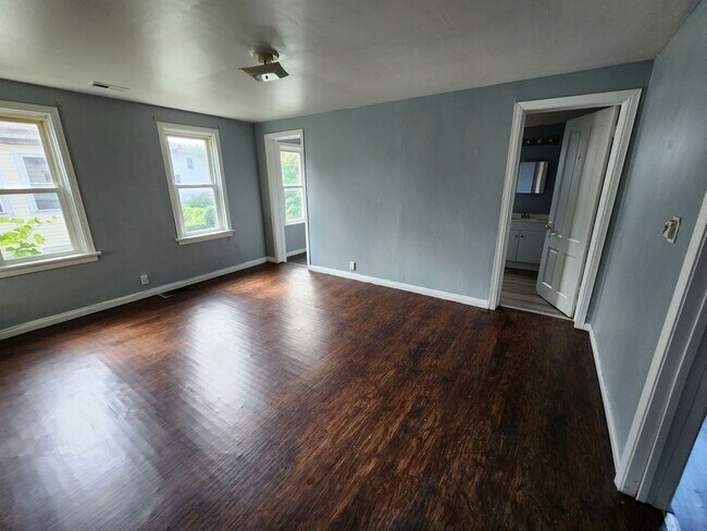 Foto del edificio - Three Bedroom Second Floor Apartment Avail...