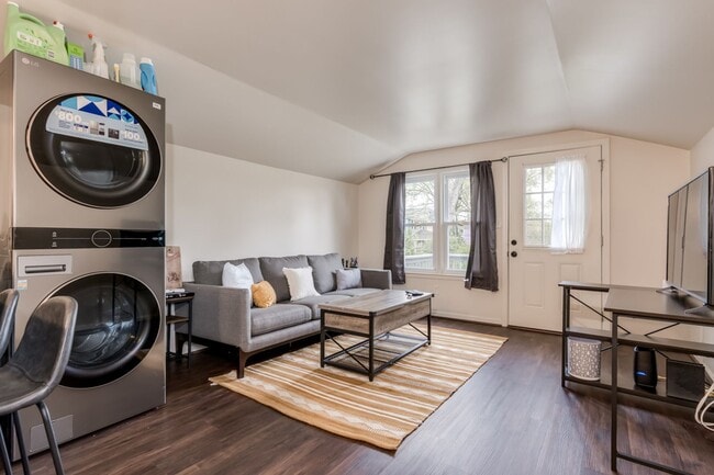 Building Photo - Pre-Leasing for the 26-27 School Year! - Well established neighborhood in prime location