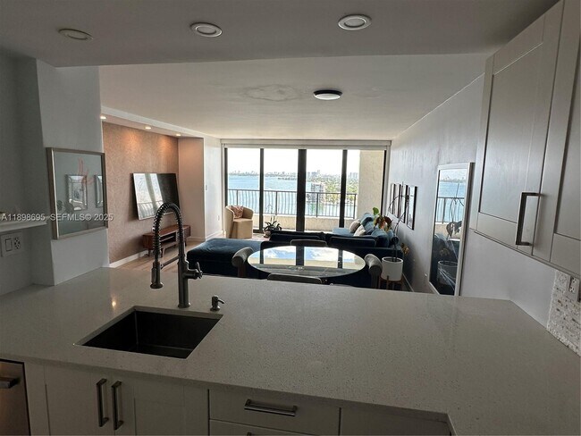 Foto del edificio - 555 NE 15th St