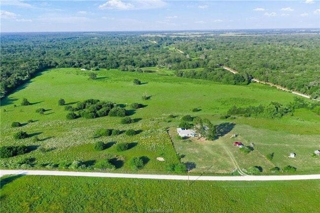 Foto del edificio - 7 acres with 5 bed, 3 bath less than 25 minutes from town!